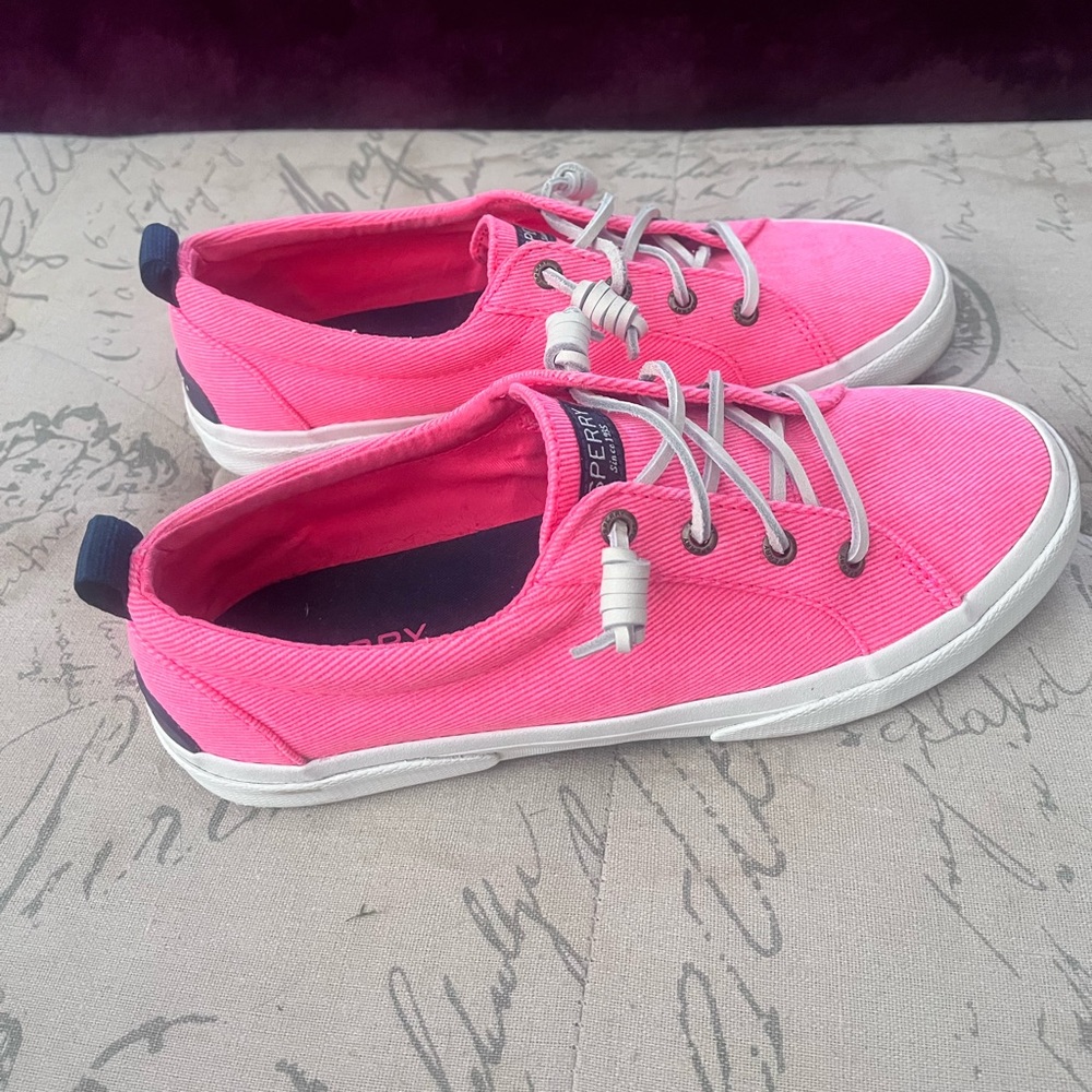 Sperry tennis shoes, size 8. Worn a couple of times, very good condition.